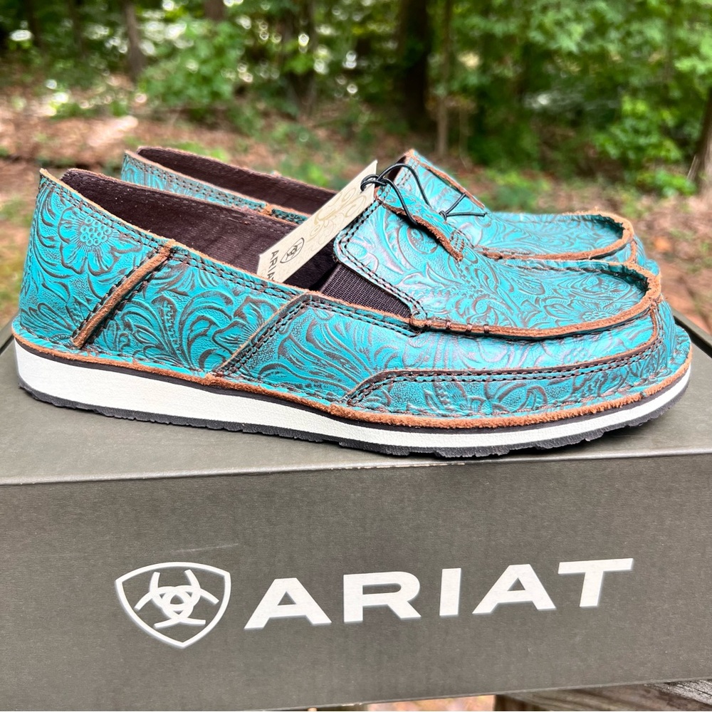 ARIAT Cruisers NWT women’s sz 7.5 Teal Turquoise Floral Embossed Leather Loafers